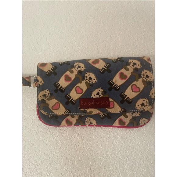 bungalow 360 Handbags - Bungalow 360 Canvas Wristlet Clutch Wallet Handbag Bag Travel Beaver Print Clean